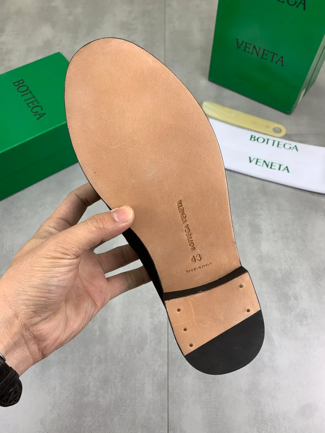 Men's shoes 💰P820 [New model] (genuine leather outsole) water-dyed cow lining 💰High-quality business couple leather shoes 💎💎💎 BOTTEGA VENETA official website synchronizes the latest top version of BV in the market, accept material comparison, shoe type comparison, process comparison, practical and textured, versatile and suitable for any occasion, the more you look at it, the more flavorful it becomes. Purely hand-knitted craftsmanship - Upper material, calfskin imported from Italy 🇮🇹 - High-quality water-dyed cowhide lining - Original private model customized leather outsole -Size: Female 35-39 (40 ordered) Male 39-44 (38 45 can be customized) Color: Multiple colors available